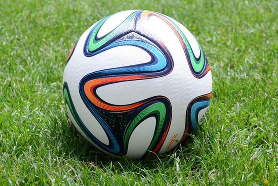 Quả bóng chính thức của World Cup 2014 là trái bóng Brazuca, gây ấn tượng với thiết kế mới công nghệ cao và hình ảnh bắt mắt. Để biết được bên trong trái bóng đặc biệt có gì, giáo sư Nikhil Gupta của Đại học New York đã quyết định mổ xẻ và phóng đại các lớp dưới kính hiển vi điện tử.